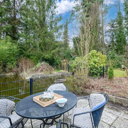 With Large Garden And Duck Pond Semesterbostad